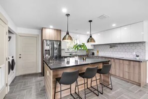 Private kitchen - Modern Lux Home Near Las Olas (Fort Lauderdale)