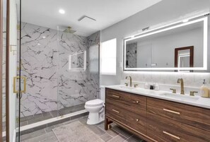Shower, hair dryer, towels, toilet paper - Modern Lux Home Near Las Olas (Fort Lauderdale)
