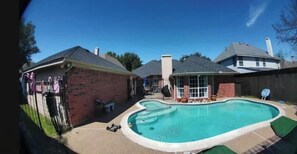 Pool - Cozy 1-bedroom house in lovely Arlington with AC (Arlington)