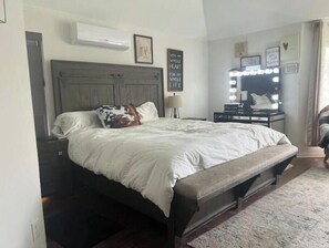 Room - Cozy 1-bedroom house in lovely Arlington with AC (Arlington)