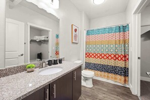 Douche, sèche-cheveux, serviettes fournies, shampoing