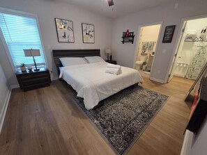 3 bedrooms, in-room safe, desk, iron/ironing board - BeeHive - Atlanta center, 5-min to MBS stadium World Cup (Atlanta)