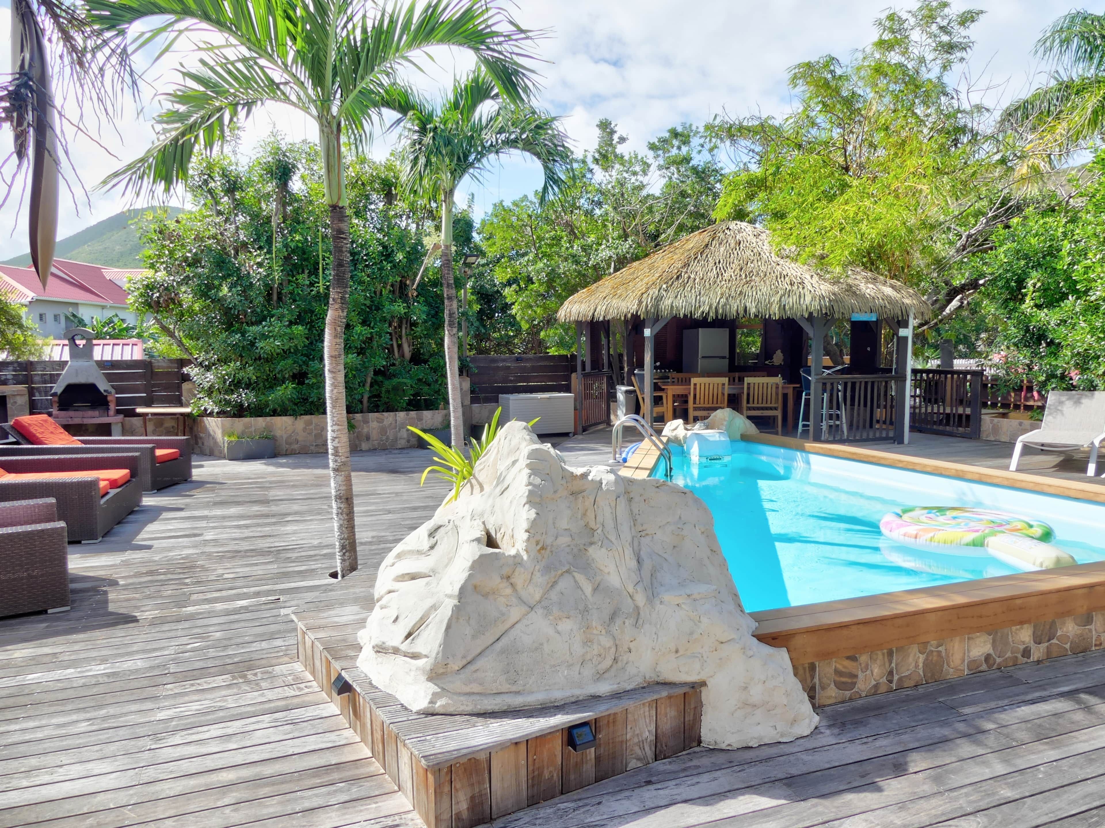 Una piscina al aire libre