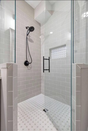 Shower, hair dryer, towels, shampoo - East Nash Private Suite, Walk to Bars & Dining (Nashville)