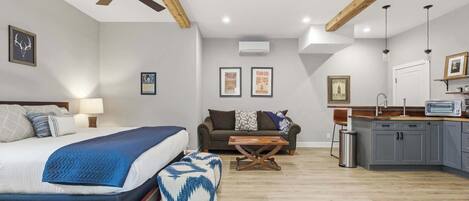 Tabla de planchar con plancha, wifi, ropa de cama