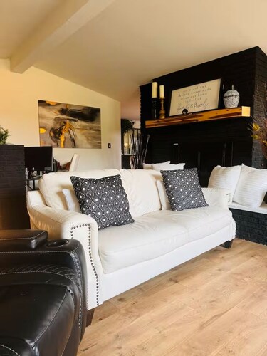 World Cup Farmhouse Retreat • Sleeps 10 • By AT&T Stadium