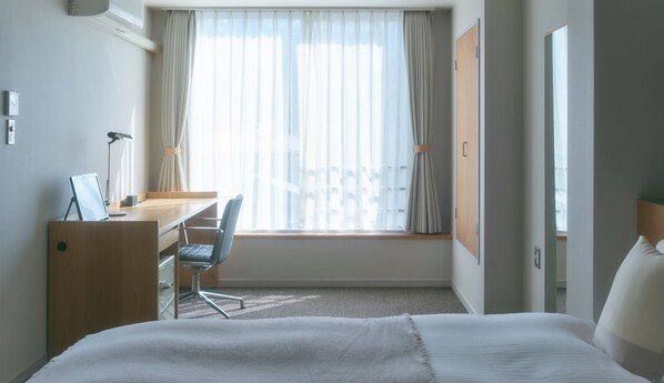 Kahden hengen huone (kaksi sänkyä), tupakointi kielletty | Kannettavalle tietokoneelle sopiva työtila, ilmainen Wi-Fi