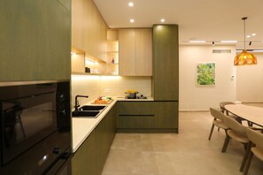 Fridge, microwave, oven, stovetop - Villa Palasea, Vlore, Albania (Vlore)