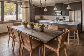Una cucina moderna con mobili scuri, elettrodomestici in acciaio inossidabile e una grande isola.