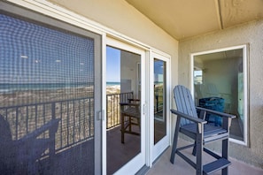 Terrace/patio - Newly remodeled oceanfront condo steps to the beach (Fernandina Beach)