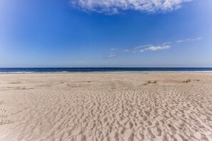 On the beach - Newly remodeled oceanfront condo steps to the beach (Fernandina Beach)