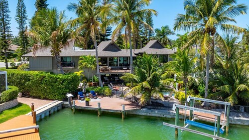 Welcome to Your Private Slice of Paradise on Beautiful Marco Island!