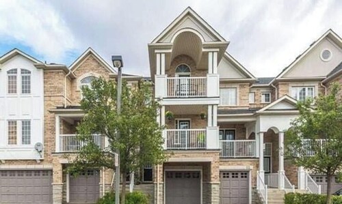 Spacious 3 Bed, 3 Bath, Close to Square One, Parking, Work Desk