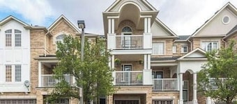 Spacious 3 Bed, 3 Bath, Close to Square One, Parking, Work Desk