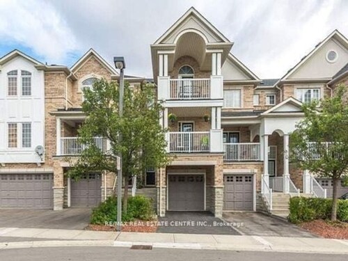 Spacious 3 Bed, 3 Bath, Close to Square One, Parking, Work Desk