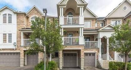 Spacious 3 Bed, 3 Bath, Close to Square One, Parking, Work Desk