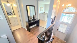Interior - Spacious Quiet 3 Bed, 3 Bath, Home Near Square One. Walk to Ameneties. (Mississauga)