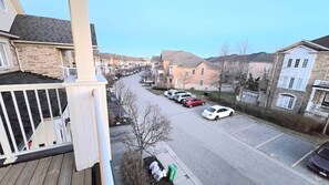 Property grounds - Spacious Quiet 3 Bed, 3 Bath, Home Near Square One. Walk to Ameneties. (Mississauga)