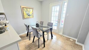 Dining - Spacious Quiet 3 Bed, 3 Bath, Home Near Square One. Walk to Ameneties. (Mississauga)