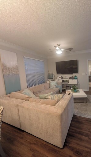 Living area - Spacious Modern Oasis by Perimeter Mall / MARTA Accessible (Atlanta)