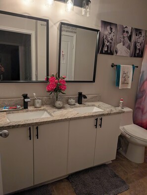 Bathroom - Spacious Modern Oasis by Perimeter Mall / MARTA Accessible (Atlanta)