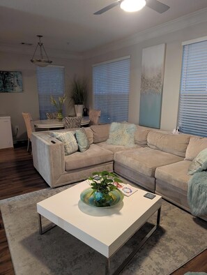 Living area - Spacious Modern Oasis by Perimeter Mall / MARTA Accessible (Atlanta)