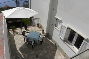Outdoor dining - One bedroom apartment with terrace and sea view Mimice, Omiš (A-25938-a) (Mimice)