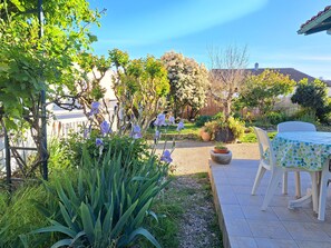 Outdoor dining - Vrbo Property (Meschers-sur-Gironde)