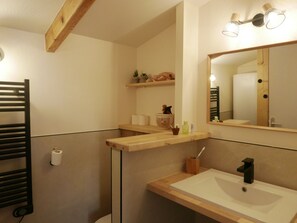 Shower, hair dryer, toilet paper - Vrbo Property (Meschers-sur-Gironde)