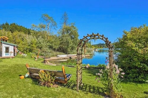 Cozy waterfront dog-friendly cabin with kayaks for guest use