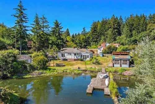 Waterfront Retreat w/ Private Dock, Hot Tub + Starlink – Walk to Ferry