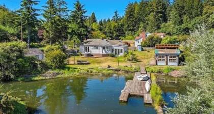 Waterfront Retreat w/ Private Dock, Hot Tub + Starlink – Walk to Ferry