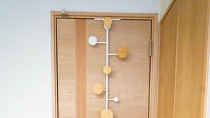 Une porte en bois dotée d’un panneau vertical et d’un panneau de commande avec des boutons ronds.