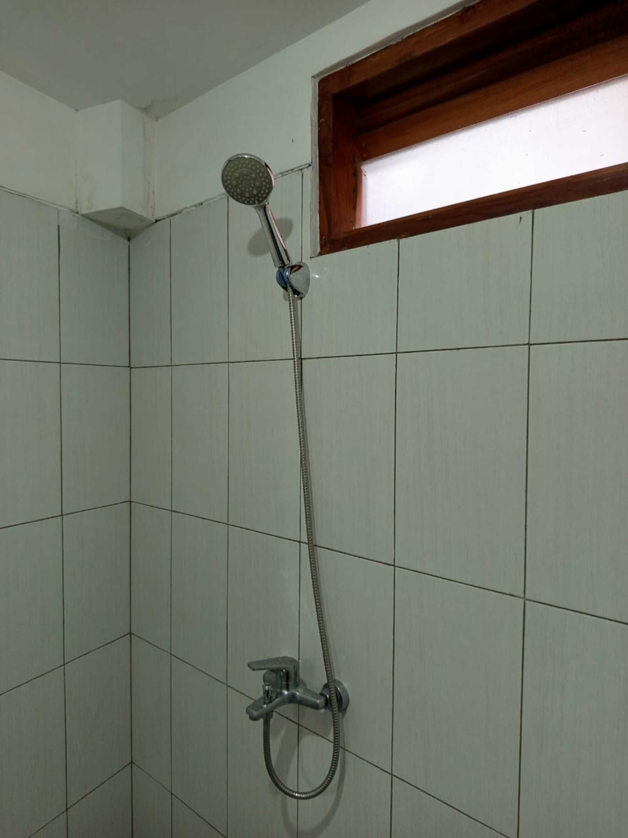 Standard Twin Room, 2 Twin Beds | Bathroom | Shower, towels, toilet paper