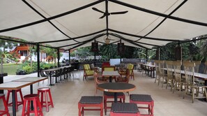 Outdoor dining - Villa Kampung Santri (Cimenyan)