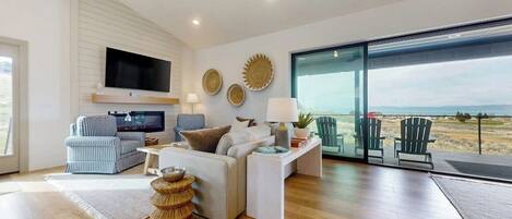 TV, fireplace