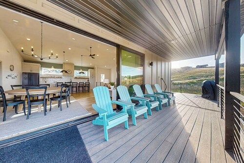 Luxury home w/ private pickleball and basketball courts, WIFI and close to lake