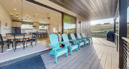 Luxury home w/ private pickleball and basketball courts, WIFI and close to lake