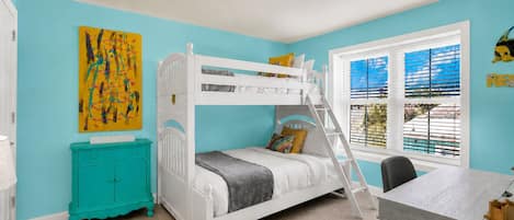 3 bedrooms, desk, iron/ironing board, free WiFi