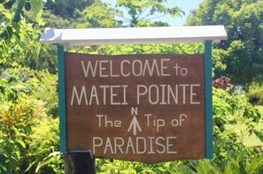 Property grounds - Come and stay at Matei Pointe. A quiet Buré located in prime position. (Matei)