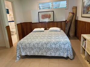 Iron/ironing board, WiFi, bed sheets - Come and stay at Matei Pointe. A quiet Buré located in prime position. (Matei)