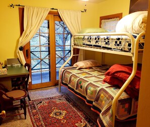WiFi, bed sheets - 2-bedroom riverfront house in beautiful Downieville, fishing, biking, swimming (Downieville)