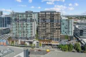 Exterior - Luxury 2 Bed 2 Bath Parking, Pool, Gym & Sauna (Newstead)