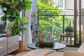 TV, offices - Luxury 2 Bed 2 Bath Parking, Pool, Gym & Sauna (Newstead)