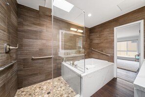 Shower, hair dryer, towels, shampoo - Bay Breeze - Sand and Sun (San Diego)