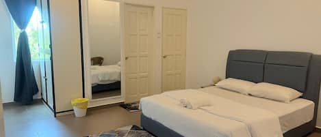 Deluxe Double Room | Iron/ironing board, bed sheets