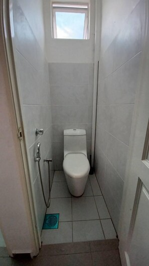Shower, towels, soap - Hotel O HNR INN (Kuala Terengganu)