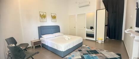 Deluxe Double Room | Iron/ironing board, bed sheets