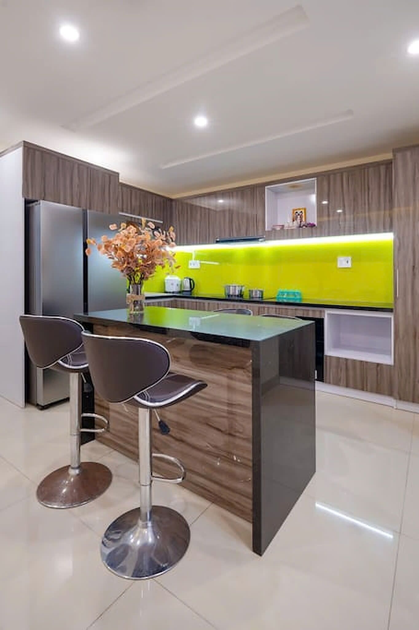 Geladeira, micro-ondas, cooktop, chaleira elétrica