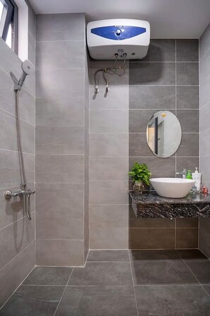 Shower, hair dryer, bidet, towels - Poseidon Luxury 6BR Beach Villa w/ Rooftop BBQ + Walk to My An Beach (Đà Nẵng)
